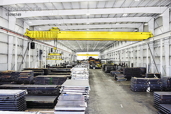 Hochwinkelansicht von Maschinen in einer Fabrik der Metallstahlindustrie