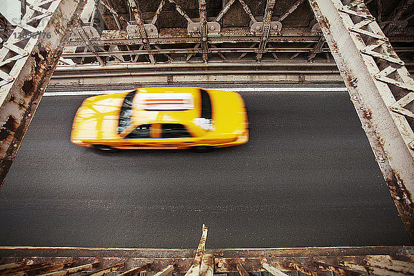 Draufsicht auf das gelbe Taxi auf der Brooklyn Bridge