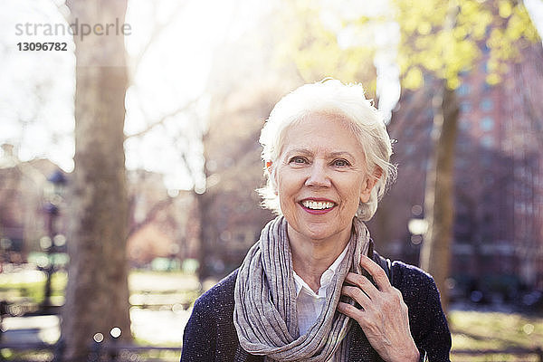 Porträt einer glücklichen älteren Frau im Freien