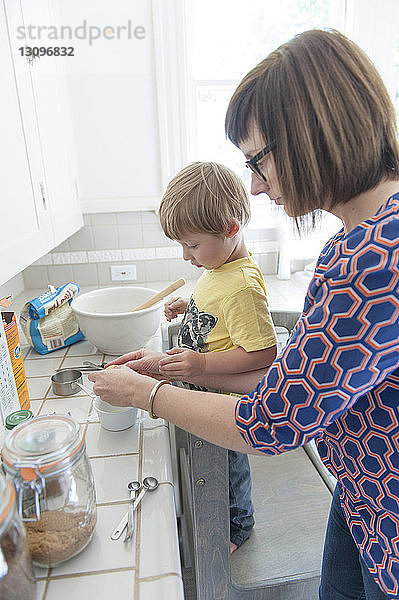Hochwinkelaufnahme einer Mutter mit Sohn  die zu Hause in der Küche Essen zubereitet