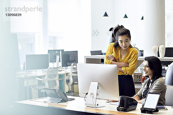 Geschäftsfrauen  die im Büro am Desktop-Computer arbeiten