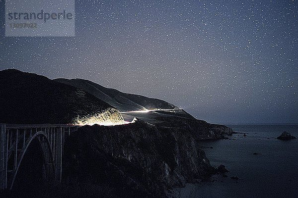 Bixby Creek Bridge auf Bergen gegen Sternenfeld bei Nacht