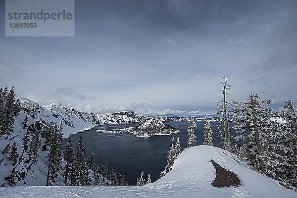 Landschaftliche Ansicht des Crater Lake Nationalparks gegen den Himmel