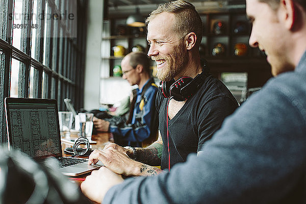 Männliche Kollegen arbeiten am Schreibtisch im Büro