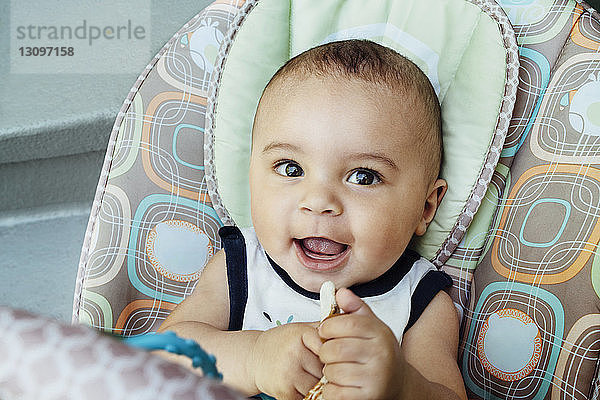 Porträt eines lächelnden kleinen Jungen zu Hause