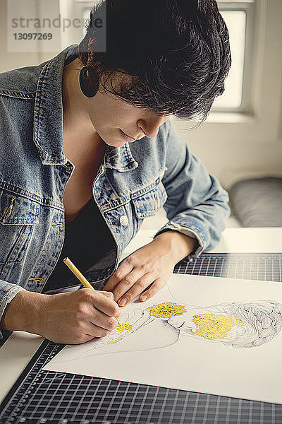 Junge Künstlerin beim Zeichnen auf Papier