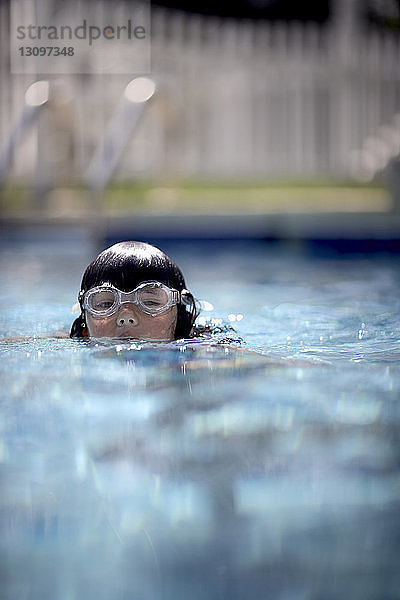 Porträt eines im Pool schwimmenden Mädchens