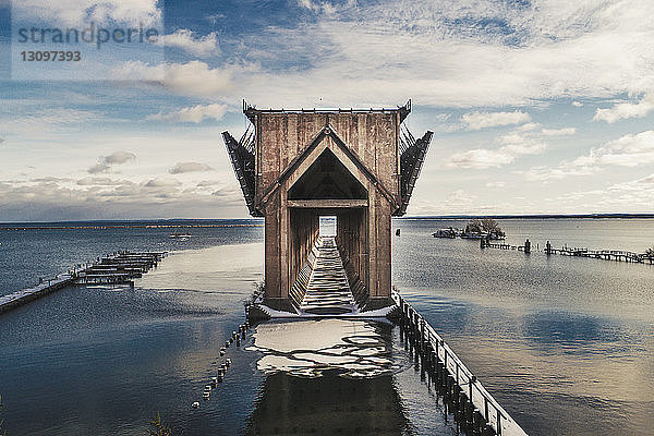 Erzanleger am Lake Superior gegen bewölkten Himmel im Winter