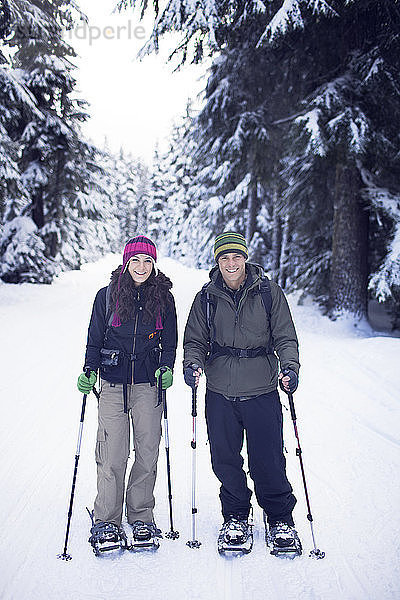 Porträt eines Paares mit Schneeschuhen