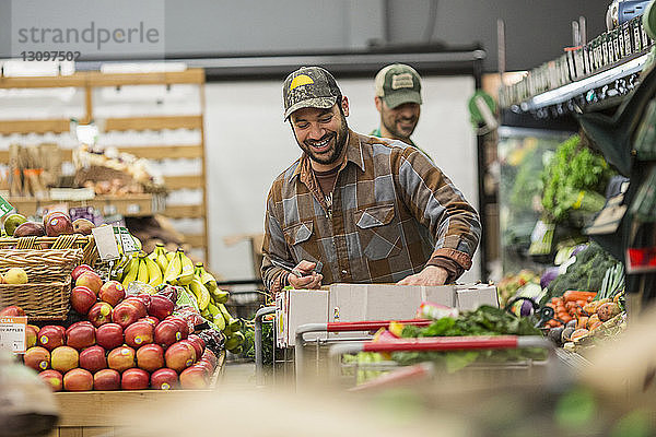 Männliche Beschäftigte im Supermarkt