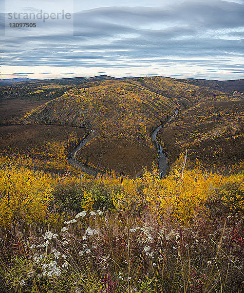Hochwinkelansicht des Flusses inmitten der Landschaft gegen den Himmel im Herbst