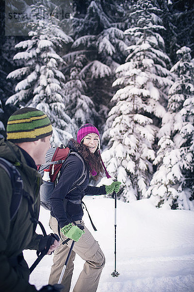 Paar Schneeschuhwandern im Wald