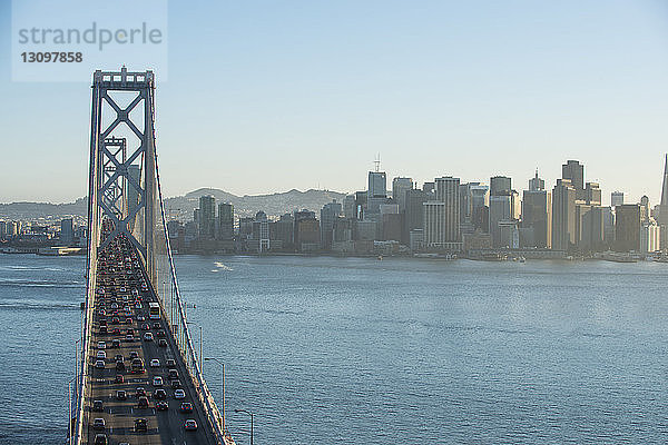 Hochwinkelaufnahme von Autos  die sich auf der Oakland-Bay-Brücke über die Schatzinsel in der Stadt bewegen