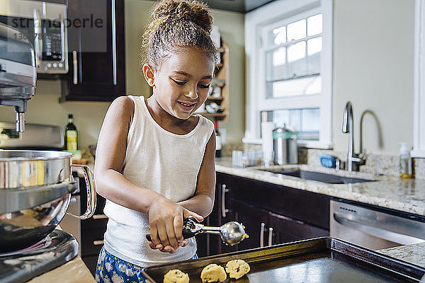 Mädchen bereitet Schokokekse in der Küche zu