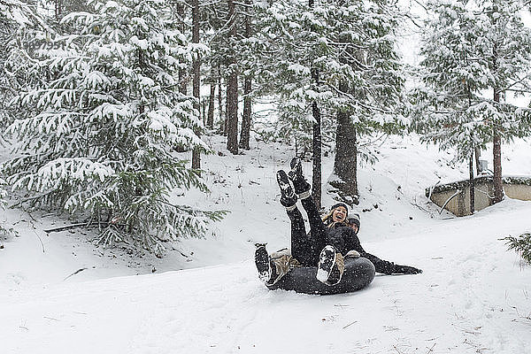 Ehepaar genießt den Winter