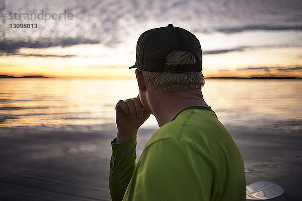 Seitenansicht eines nachdenklichen Mannes auf der Insel Sucia bei Sonnenuntergang