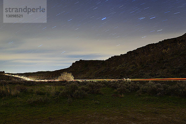 Lichtspuren auf der Bergstraße im Gifford Pinchot National Forest während der Nacht