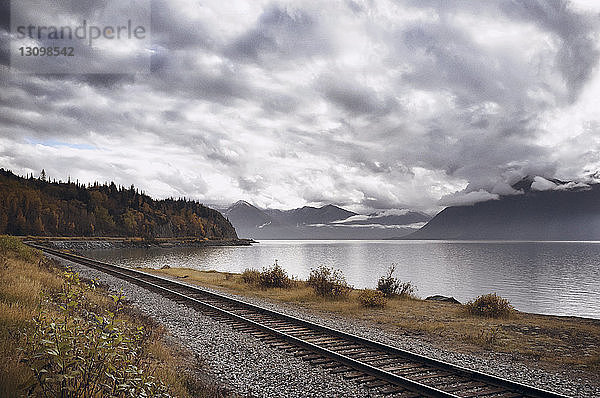 Eisenbahnstrecke am See