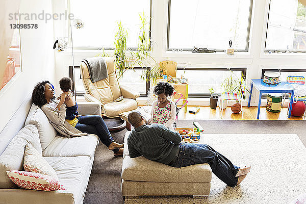 Hochwinkelansicht einer Familie  die sich auf dem Sofa entspannt