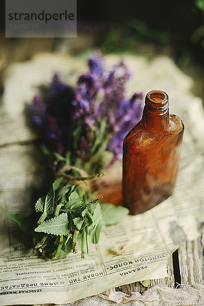 Nahaufnahme von Lavendel und Flasche auf Zeitung