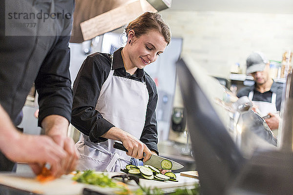 Köche hacken Gemüse in der Restaurantküche