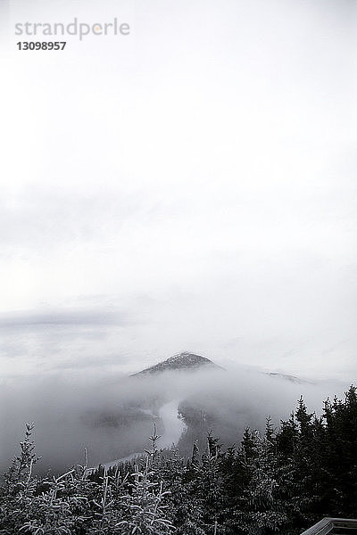 Landschaftliche Ansicht von Bergen inmitten von Nebel gegen den Himmel im Winter