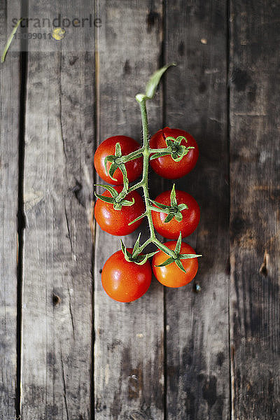 Draufsicht auf Tomaten auf Holztisch