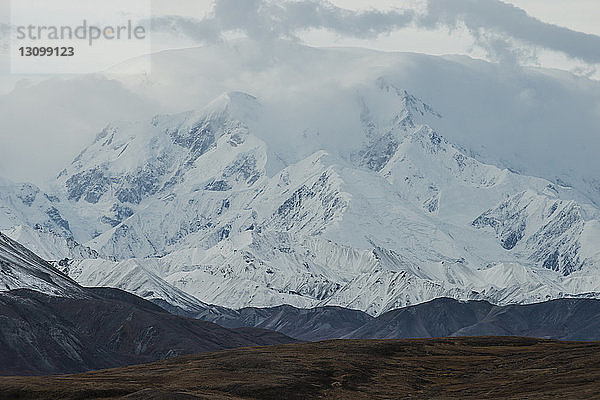 Panoramablick auf schneebedeckte Berge im Denali-Nationalpark und -Schutzgebiet