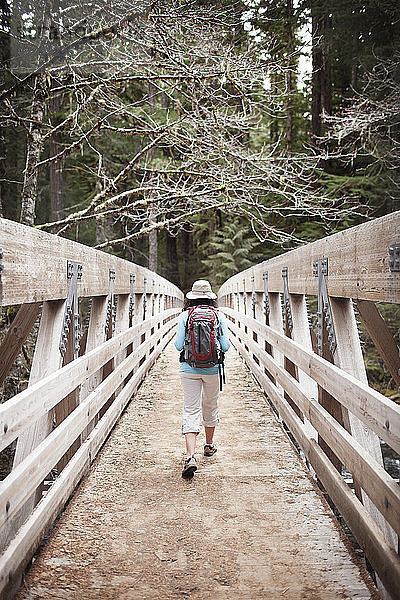 Junge Frau auf Holzbrücke