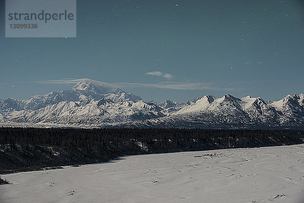 Beschaulicher Blick auf schneebedeckte Berge gegen den Himmel im Denali-Nationalpark