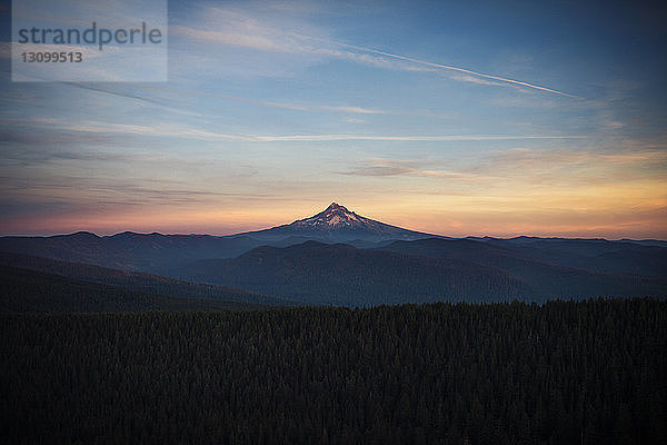 Landschaftliche Ansicht der Berge gegen den Himmel bei Sonnenuntergang