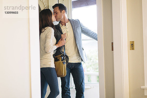 Küssende Paare  die an der Tür stehen
