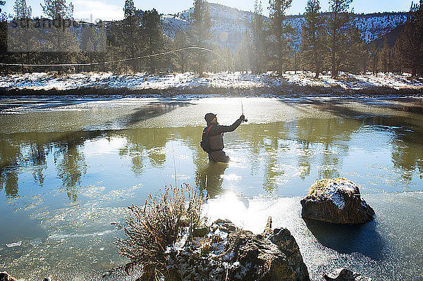 Erwachsener Mann beim Fliegenfischen im Crooked River