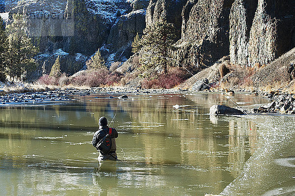 Erwachsener Mann beim Fliegenfischen im Crooked River