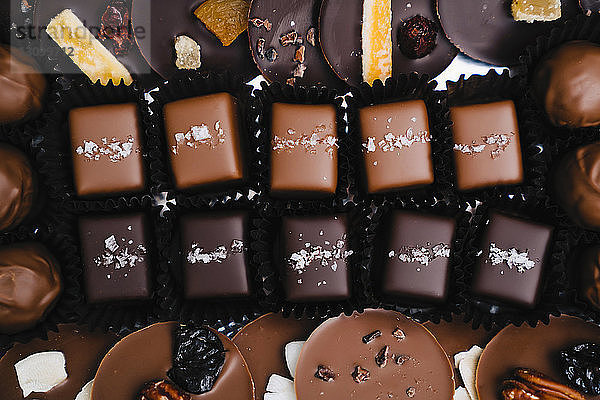 Draufsicht auf verschiedene Schokoladen in der Fabrik