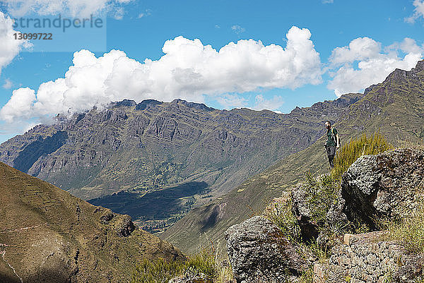 Seitenansicht eines Wanderers  der auf dem Berg gegen den Himmel bei Pisac steht