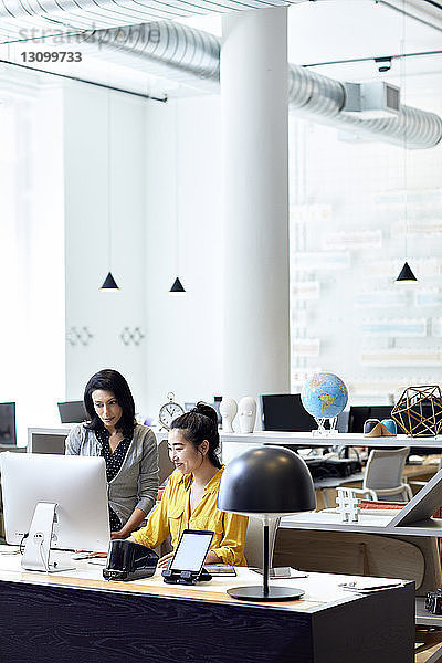 Geschäftsfrauen  die am Desktop-Computer im Kreativbüro arbeiten