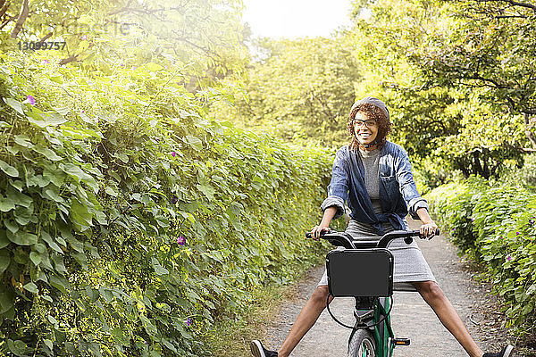 Glückliche Frau fährt Fahrrad im Park