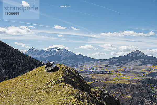 Geländewagen auf Berg gegen Himmel bei Sonnenschein