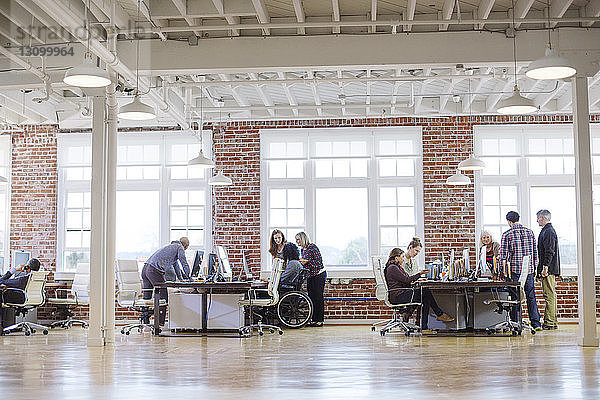 Unternehmer  die am Schreibtisch am Fenster im Büro arbeiten