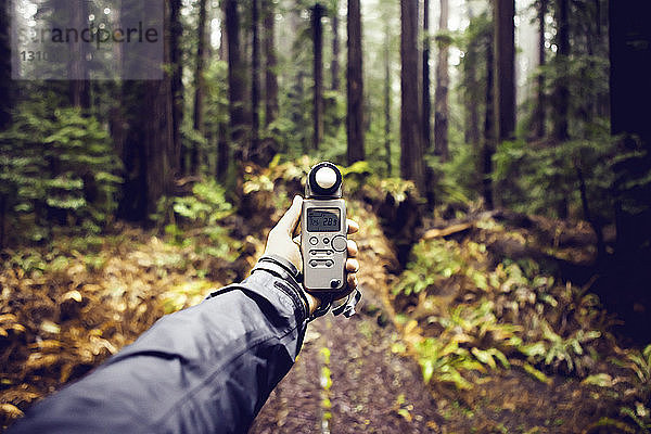 Beschnittenes Bild eines Wanderers mit Navigationsausrüstung im Humboldt Redwoods State Park