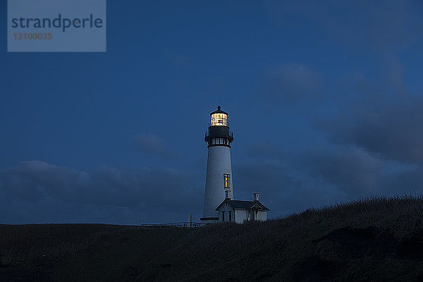 Niedrigwinkelansicht des beleuchteten Leuchtturms gegen den Himmel im Cape Blanco State Park