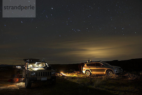 Geländewagen und SUV im Gifford Pinchot National Forest während der Nacht