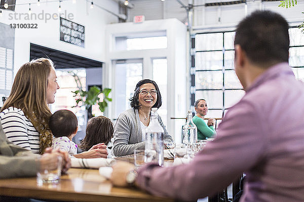 Familie mit Kindern sitzt am Tisch im Restaurant