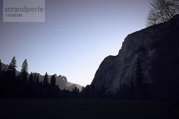 Niedrigwinkelansicht der Berge gegen den Himmel im Yosemite-Nationalpark