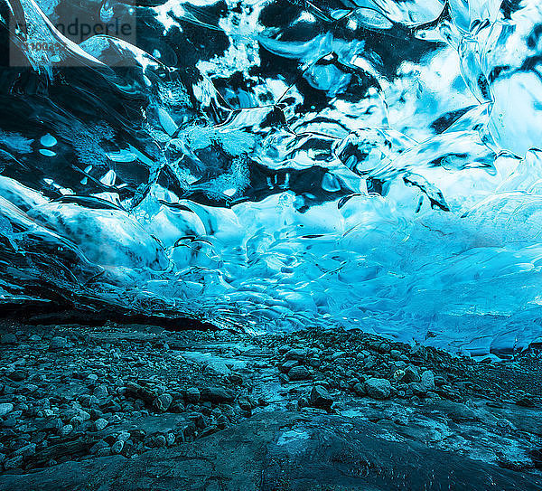 Nahaufnahme der blauen Gletschereishöhle