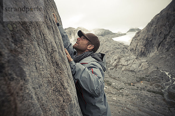 Seitenansicht des Bergsteigers am Berg im Garibaldi Provincial Park