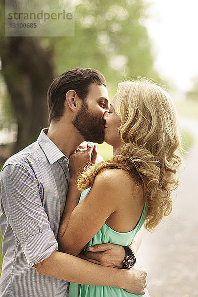 Nahaufnahme eines Paares  das sich im Park küsst