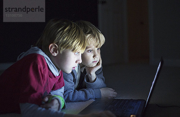 Zwei Jungen mit Laptop