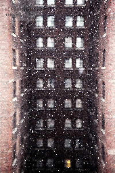 Ansicht des Gebäudes bei Schneefall in der Stadt